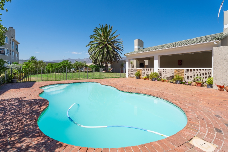 To Let 3 Bedroom Property for Rent in Greenways Golf Estate Western Cape